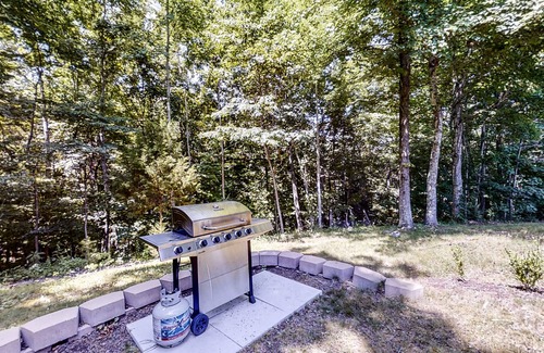 New Tazewell Cabin | Cozy cabin near Norris Lake with a porch, firepit, gas fireplace & jetted tub