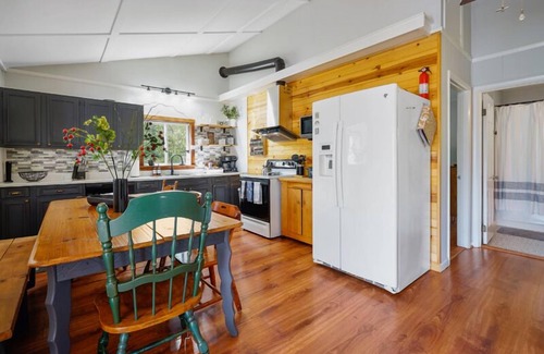 Front Royal House | Cozy cabin near Shenandoah National park, wineries & hikes with hot tub