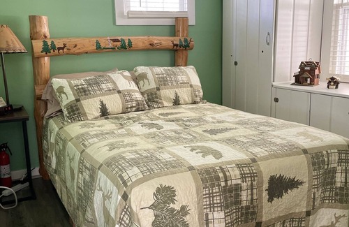 Springbrook Cabin | Cozy cabin nestled on the quiet shores of Gull Lake