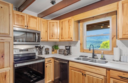Sugar Mountain House | Cozy cabin offers breathtaking views of Grandfather Mountain