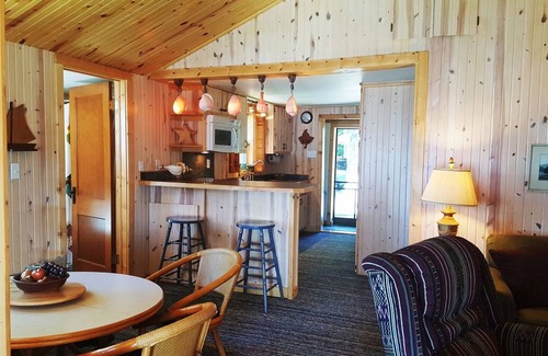 Levering House | Cozy Cabin on Paradise Lake