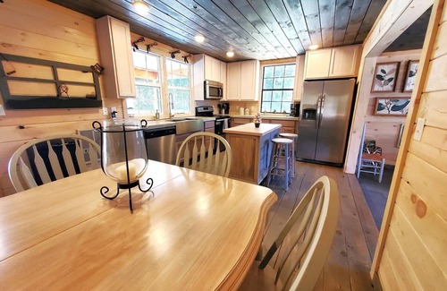 Roan Mountain Cabin | Cozy Cabin on Roan Mountain with a view and WIFI