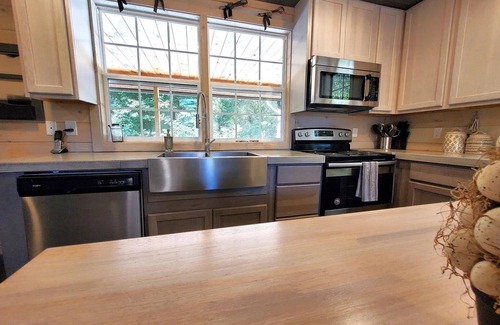 Roan Mountain Cabin | Cozy Cabin on Roan Mountain with a view and WIFI