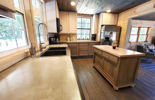 Roan Mountain Cabin | Cozy Cabin on Roan Mountain with a view and WIFI