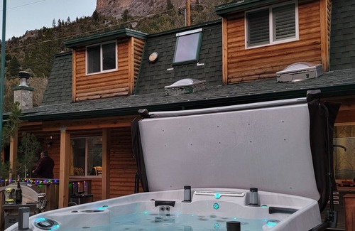 Mount Charleston Cabin | Cozy Cabin Retreat in Mt Charleston, 1/2 hour from Las Vegas (1 month min)