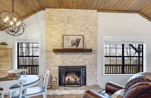 Ranger Cabin | Cozy Cabin Retreat with STUNNING MOUNTAIN views and HOT TUB!