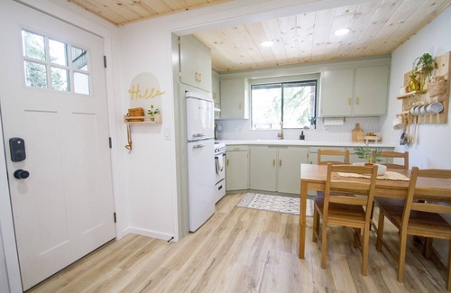 Eugene House | Cozy cabin romantic getaway in the Oregon woods near UO Spencers butte & Trails