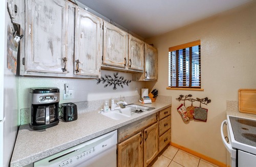 Mammoth Lakes Apartment | Cozy Cabin/Studio w/Jacuzzi, Laundry, & Parking