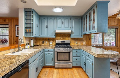 Idyllwild House | Cozy Cabin in Idyllwild with romantic Mountain Views—and a game room! Sleeps 10