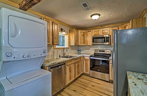 Elizabeth Cabin | Cozy Cabin w/Backyard Oasis: 11 Mi to Marina
