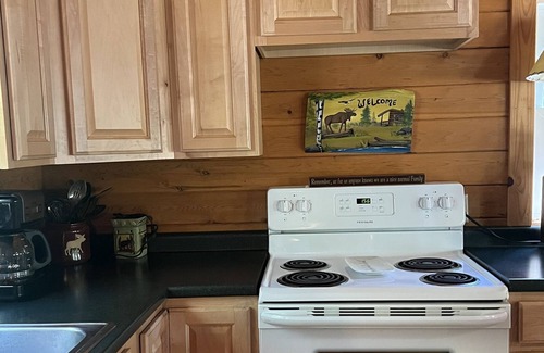 Beaver Cove Cabin | Cozy Cabin w/ Private Access to Beaver Cove Beach on Moosehead Lake