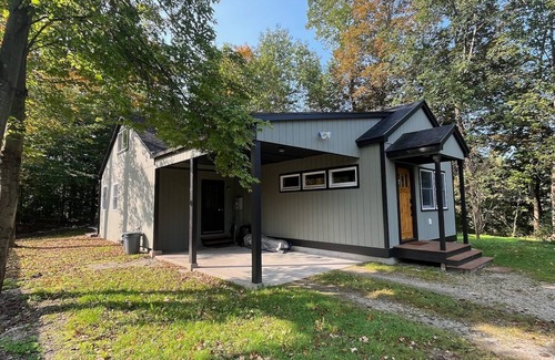 Manchester Center Cabin | Cozy Cabin - walking distance to town and 10 minutes to Bromley. Pet friendly!