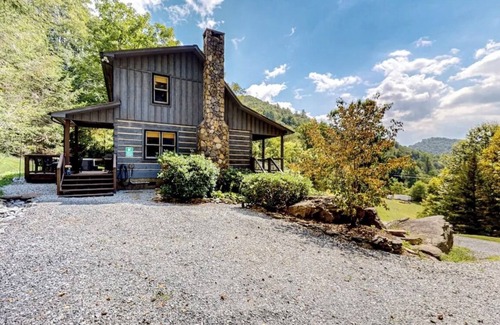 Sugar Grove Cabin | Cozy Cabin-WiFi, Game room, mountain views, hot tub fully stocked, Pet Friendly!