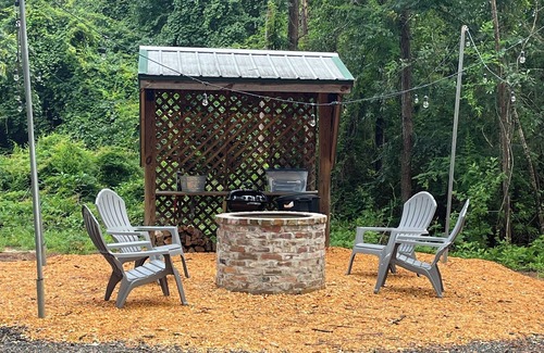 Brewton Cabin | Cozy cabin with 1 bedroom and WiFi, AC in beautiful Brewton, Alabama