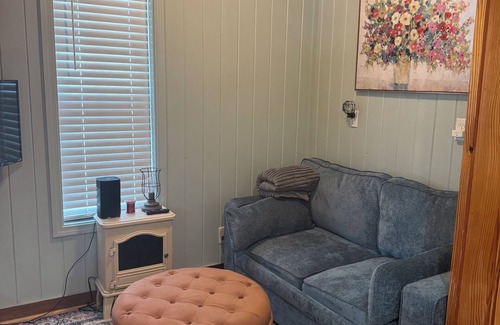 Brewton Cabin | Cozy cabin with 1 bedroom and WiFi, AC in beautiful Brewton, Alabama