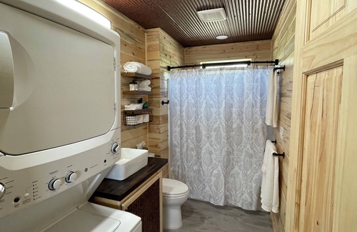 Cody Cabin | Cozy cabin with 1 bedroom, 1 bath wifi and ac in beautiful Cody Wy.
