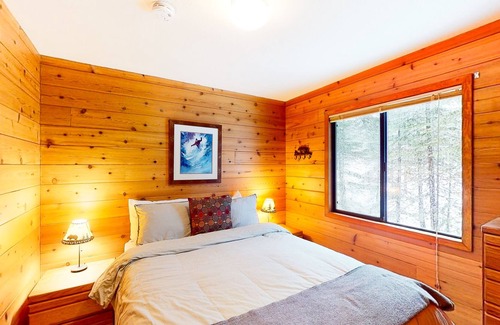 Pla-Vada Woodlands Cabin | Cozy cabin with a large deck, firepit, & gas grill - near golf and skiing