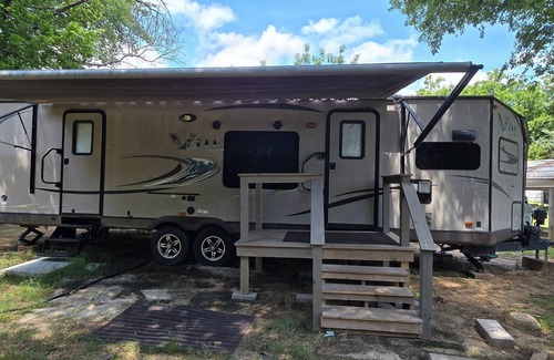 Cleburne Cabin | Cozy cabin with AC and WiFi in lovely Cleburne