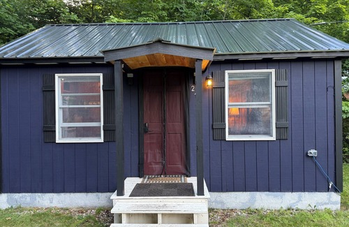 Bartlett Cabin | Cozy Cabin with AC, WiFi, Fireplace, Hot Tub