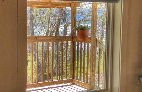 Mountainburg Cabin | Cozy Cabin with an amazing deck and beautiful views of Lake Fort Smith!