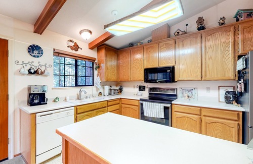 Arnold Cabin | Cozy cabin with central AC & fireplace - near hiking, skiing & wine tasting