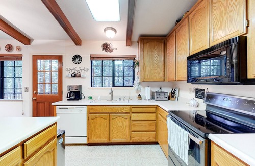Arnold Cabin | Cozy cabin with central AC & fireplace - near hiking, skiing & wine tasting