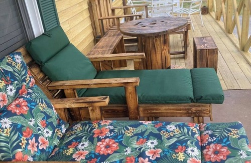 Roan Mountain Cabin | Cozy cabin with delightful mountain views.