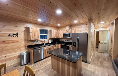 Rockwood Cabin | Cozy cabin with direct snowmobile and atv trail access!