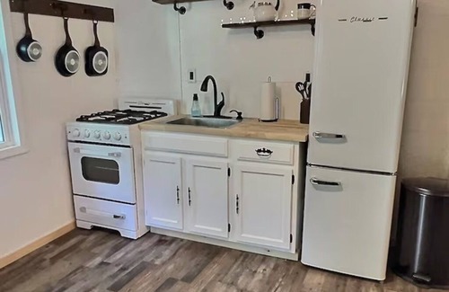 White Mills Cabin | Cozy Cabin with Fireplace, Firepit, Close to Lake