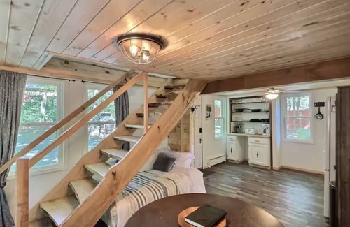 White Mills Cabin | Cozy Cabin with Fireplace, Firepit, Close to Lake