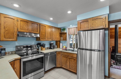 Overlook Park House | Cozy Cabin with Hot Tub, SHARC Passes, Large Deck, Double Living Rooms!