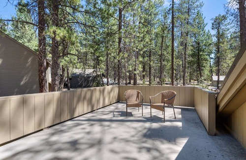 Overlook Park House | Cozy Cabin with Hot Tub, SHARC Passes, Large Deck, Double Living Rooms!