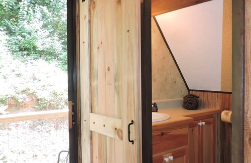Robbinsville Cabin | Cozy cabin with Paved access, Carport & Fast Wi-Fi