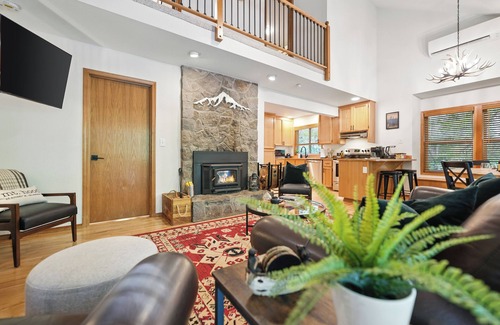Rhododendron Cabin | Cozy cabin with private hot tub - Trails and Sandy River nearby - Sleeps 7