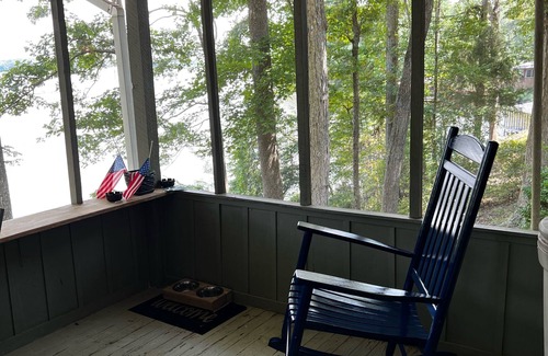 Downsville Cabin | Cozy Cabin with Screened Porch and Fishing Dock on Lake D'Arbonne