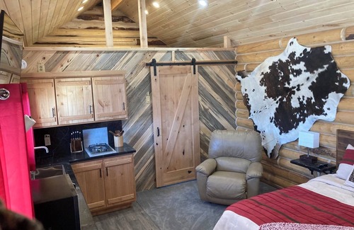 Fairview Cabin | Cozy cabin with WiFi and AC in serene Fairview