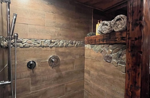 Olympia Cabin | Cozy cabin with WiFi and AC in awesome Olympia