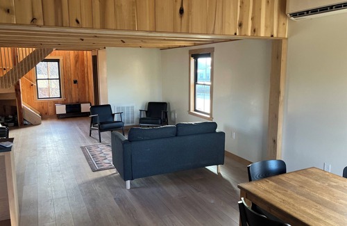 Central Business District Cabin | Cozy cabin with WiFi and AC in lovely Lynchburg