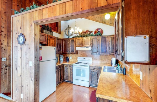 Cascade Cabin | Cozy cabin with wood stove, WiFi, cable, and a foosball table