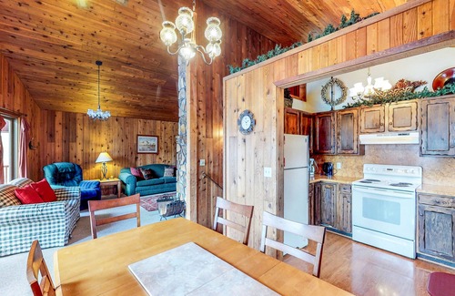 Cascade Cabin | Cozy cabin with wood stove, WiFi, cable, and a foosball table