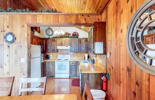 Cascade Cabin | Cozy cabin with wood stove, WiFi, cable, and a foosball table