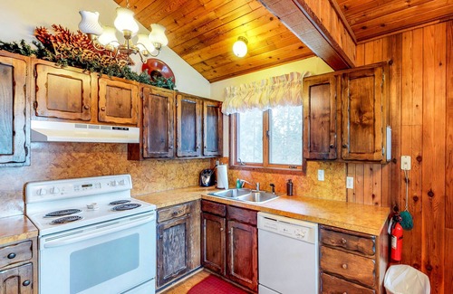 Cascade Cabin | Cozy cabin with wood stove, WiFi, cable, and a foosball table