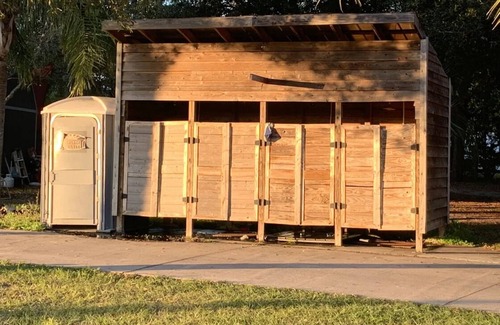 Plymouth RV Rental | Cozy campground in adorable Astatula with AC