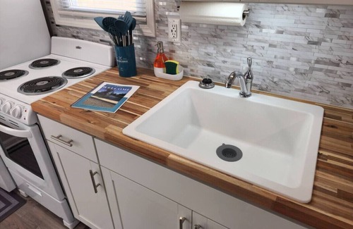 Anchor Bay Harbor Apartment | Cozy Canal Tiny Home | Sleeps 4 | Boat Parking
