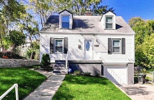 East Price Hill House | Cozy Cape Cod House-Mins from Downtown Cincinnati”