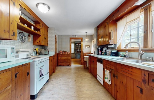Hyannis House | Cozy Cape style home near the beach and ferry with patio, W/D, & AC