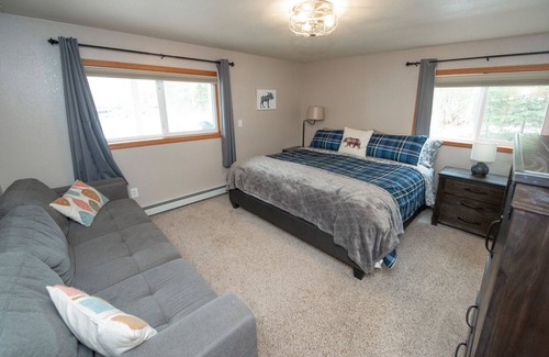 Huffman - O' Malley Cabin | Cozy Caribou Corner in peaceful wooded area, close to airport, trails, Sleeps 7!