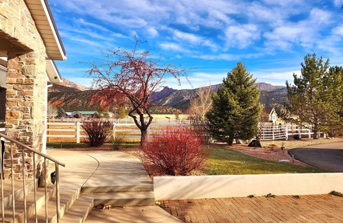 New Harmony House | Cozy Casita on 3 acres w/views of Zion Fingers -Swim Spa & Pickleball Court!