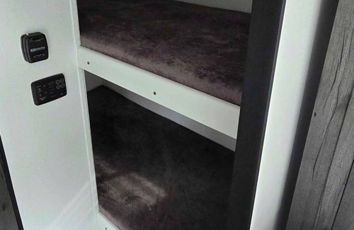 Valdez House | Cozy Ccaravan with AC, WiFi in charming Valdez