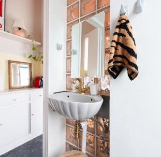 Platia Viktorias Apartment | Cozy, central studio with expansive balcony